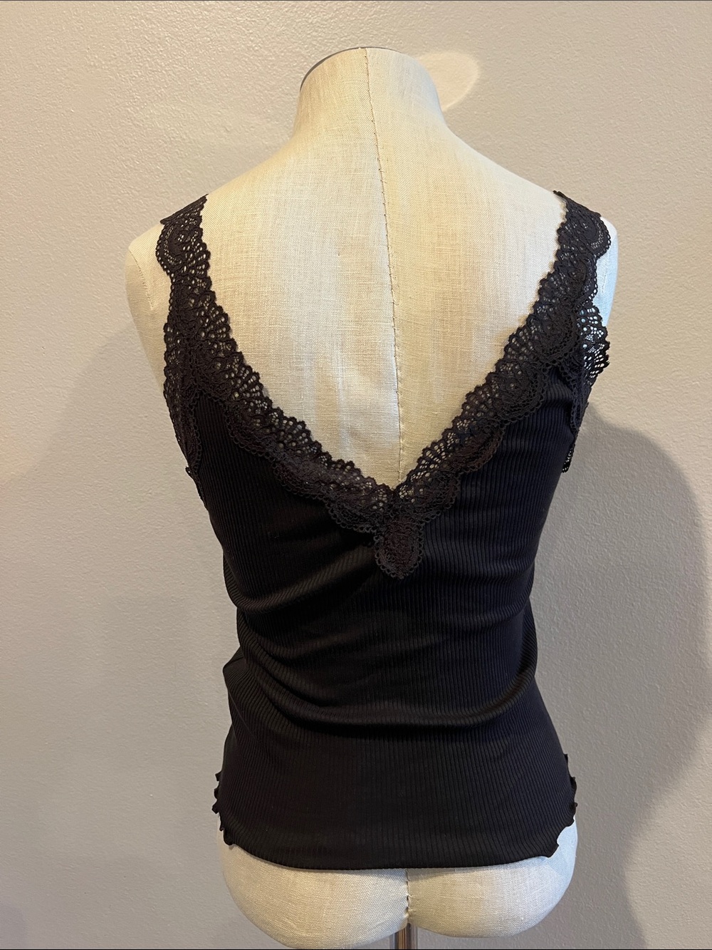 Lace-Trim Ribbed V-Neck Tank - Picture 4 of 5